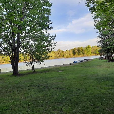 Lakefront Hideaway Resort Kawartha Lakes Exterior photo