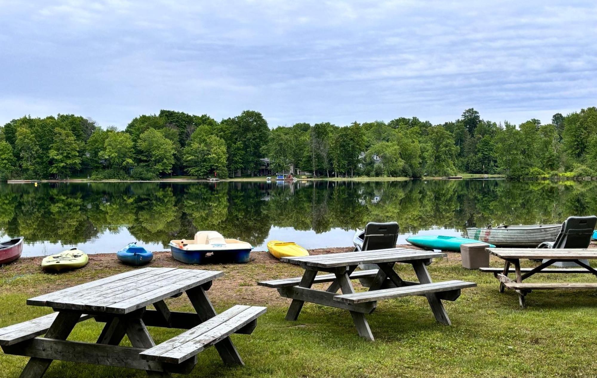 Lakefront Hideaway Resort Kawartha Lakes Exterior photo
