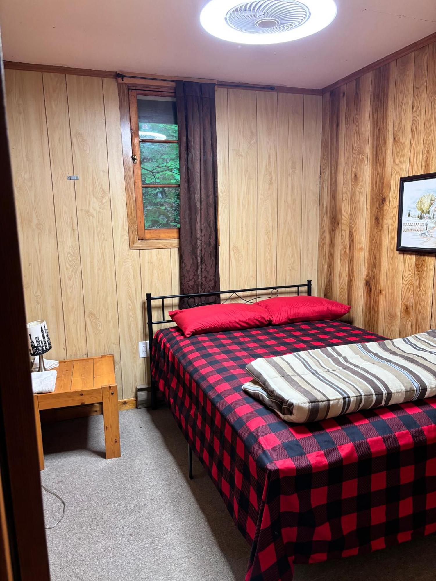 Lakefront Hideaway Resort Kawartha Lakes Room photo